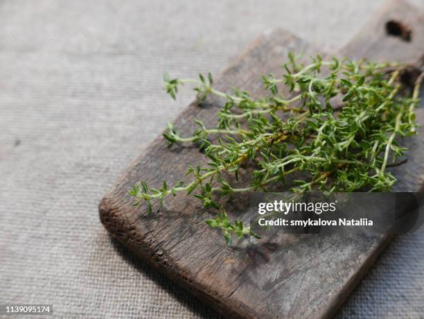 thyme on a wooden chopping board, spice - thymian stock-fotos und bilder