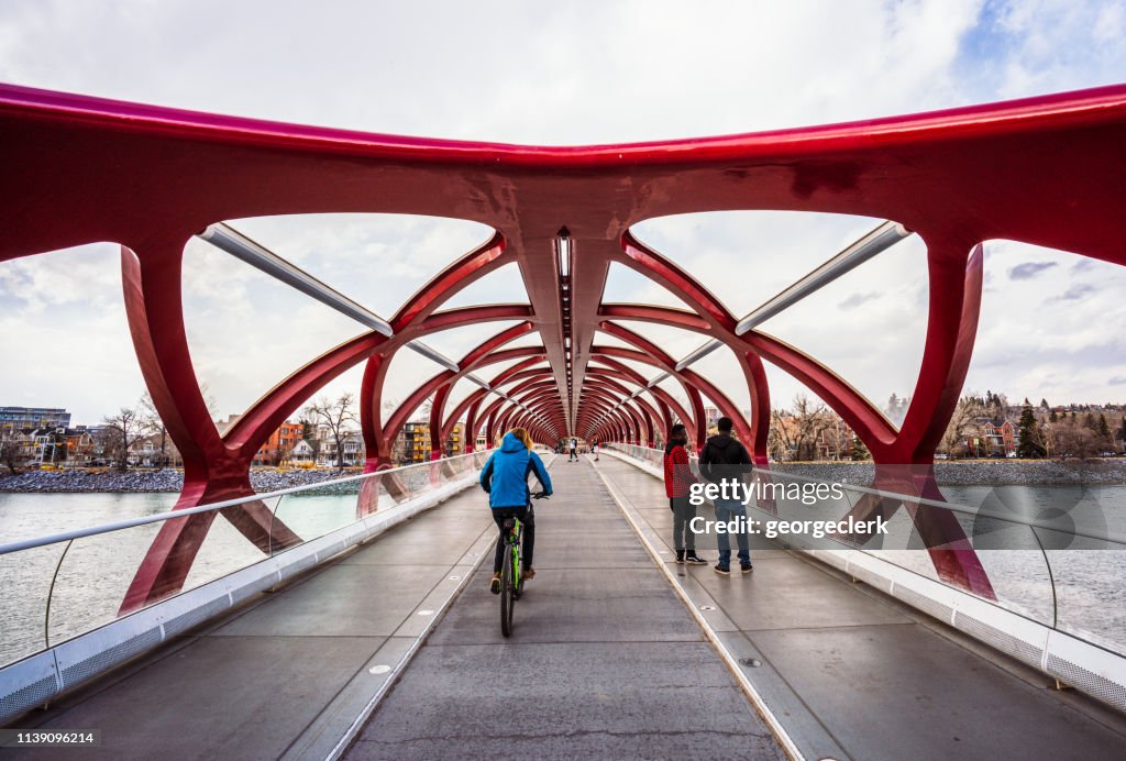 Die Friedensbrücke in Calgary nutzen