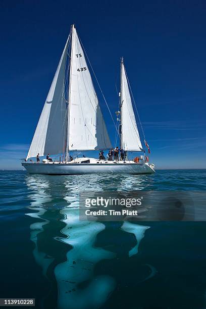 large yacht under sail at sea. - verboten stockfoto's en -beelden