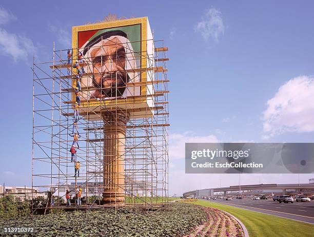 workers building scaffolding at display of sheikh - artur mas sworn in as president of government of catalonia stockfoto's en -beelden