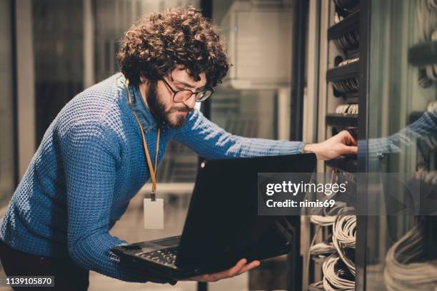 server kamers-it engineer op het werk - computer backup stockfoto's en -beelden