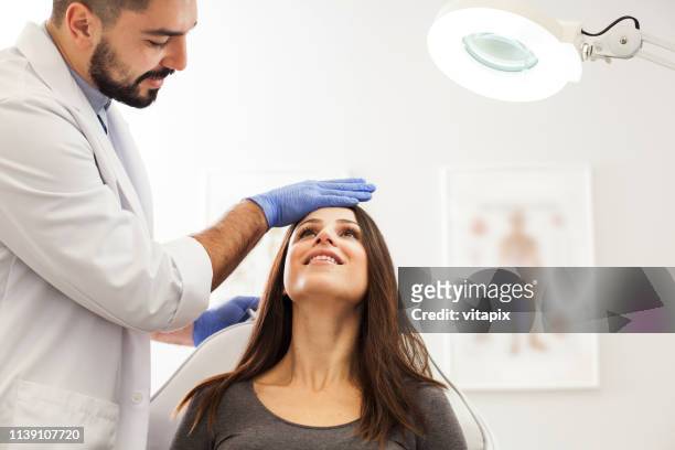 cosmetóloga oficina-consulta de belleza - dermatologia fotografías e imágenes de stock