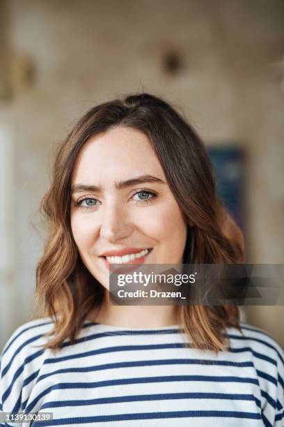 ritratto di bella donna millenaria caucasica con gli occhi azzurri - balayage foto e immagini stock