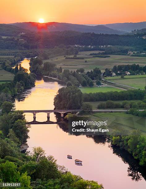 france, dordogne, domme, river dordogne at sunset. - dordogne river stock pictures, royalty-free photos & images