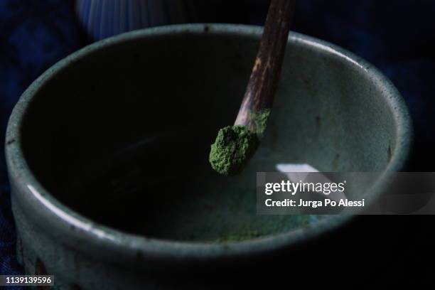 japanese bamboo scoop with matcha green tea powder, wide ceramic bowl. - cérémonie du thé photos et images de collection