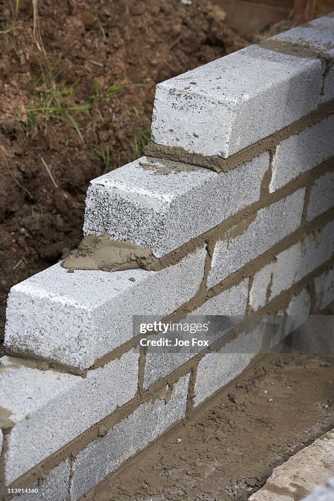 Building concrete breeze block wall