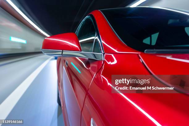 electric powered driverless car drives through highway tunnel - voiture autonome photos et images de collection