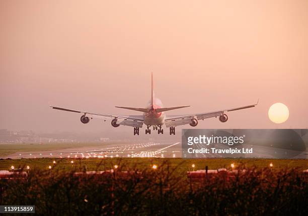 boeing 747 landing into sunset - boeing - fotografias e filmes do acervo