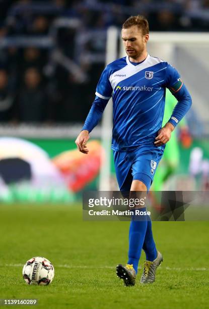 Jan Kirchhoff of Magdeburg runs with the ball during the Second Bundesliga match between 1. FC Magdeburg and 1. FC Heidenheim 1846 at MDCC Arena on...