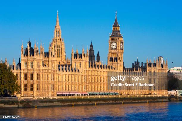 big ben, houses of parliament and river thames - westminster londres fotografías e imágenes de stock