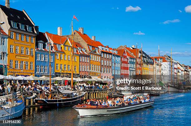 nyhavn canal. boatspeople on harbour - frederick ix of denmark stockfoto's en -beelden