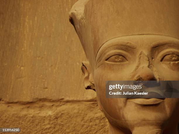 karnak statue detail, egypt. - temples de karnak photos et images de collection