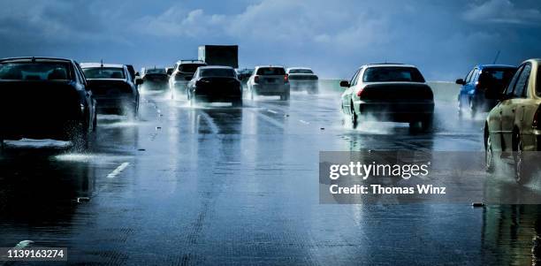 heavy traffic , wet road - rainy road photos et images de collection