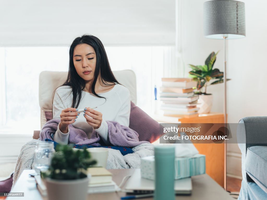 Junge asiatische Frau krank zu Hause