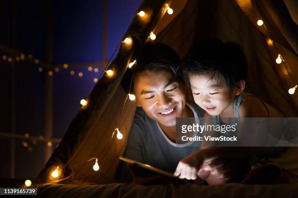 camp happy father and son in the living room - china east asia stock-fotos und bilder