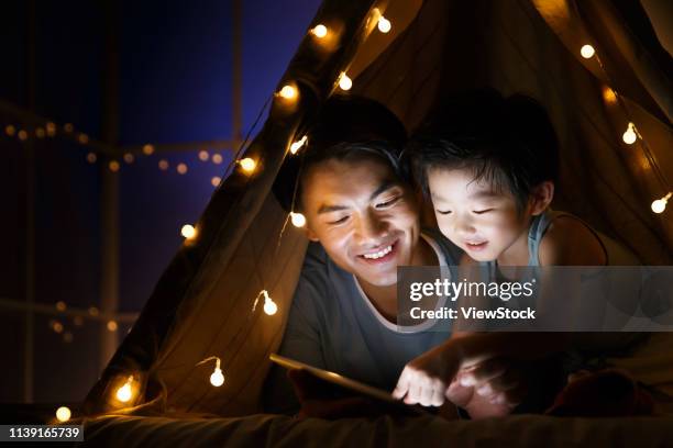 camp happy father and son in the living room - east asia foto e immagini stock