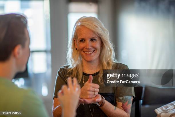 mujer rubia sorda - american sign language fotografías e imágenes de stock