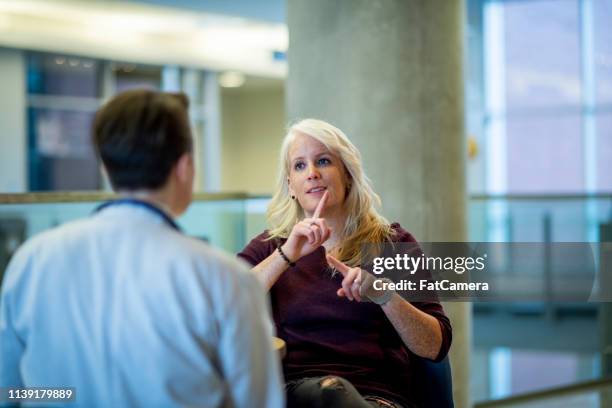 mujer rubia sorda - american sign language fotografías e imágenes de stock