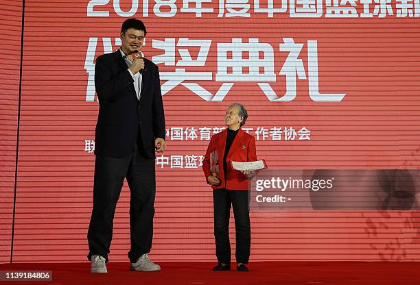 Yao Ming Ruth Riley Yao Hong Photos and Premium High Res Pictures - Getty Images