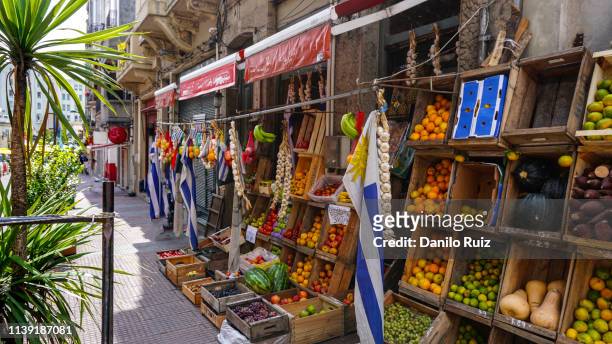 fresh fruit stand on the streets of montevideo, uruguay - montevideo photos et images de collection