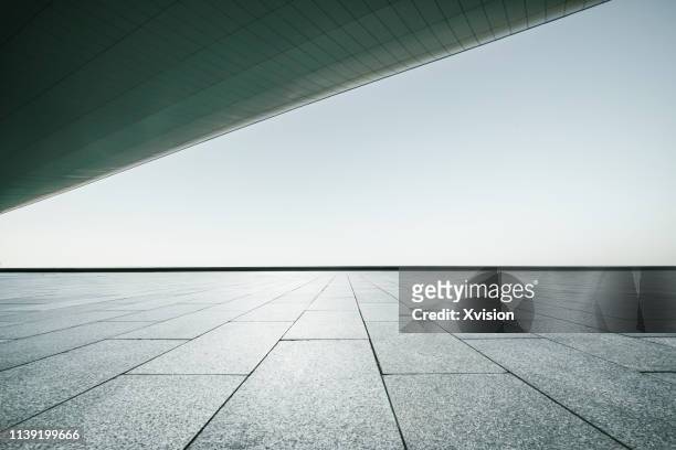 wide open marble platform under roof for automobile commerical - glass marble imagens e fotografias de stock