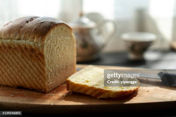 pan blanco casero - white bread fotografías e imágenes de stock