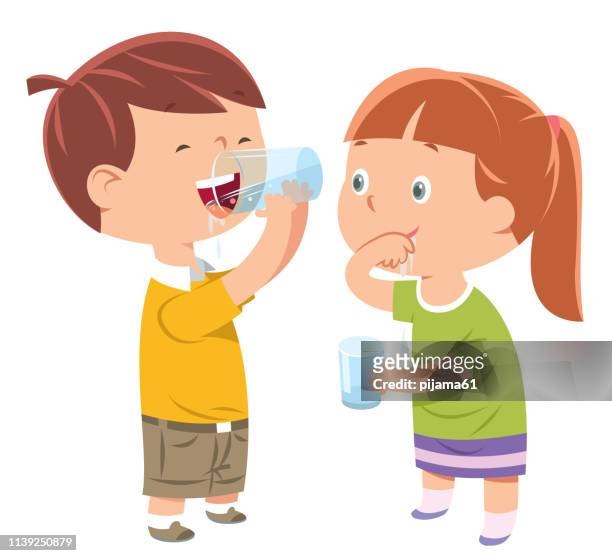 小さな男の子と女の子が水を飲む - 男子  生徒点のイラスト素材／クリップアート素材／マンガ素材／アイコン素材