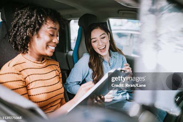 affärs kvinnor i bil diskuterar arbets planer - conversation car bildbanksfoton och bilder