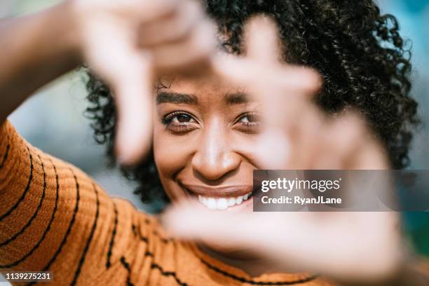 natuurlijke schoonheid portret met dames vinger frame - beeldscherpte techniek stockfoto's en -beelden