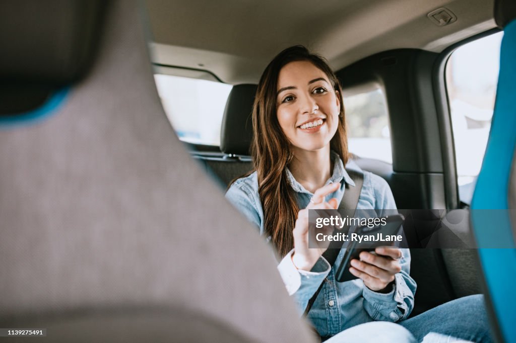 Frau in Auto Rideshare in Los Angeles