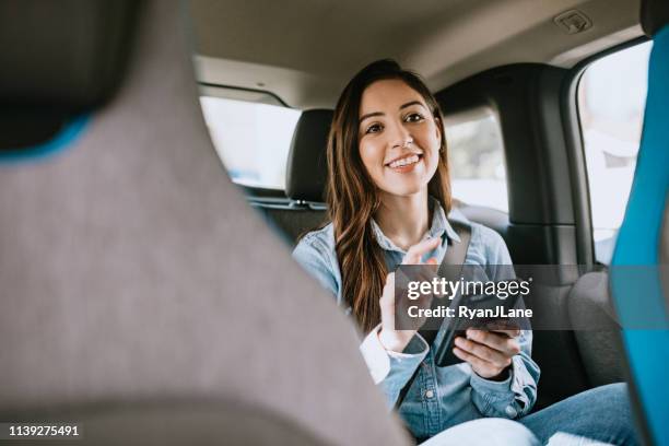 mujer en coche rideshare en la ciudad de los ángeles - taxi fotografías e imágenes de stock