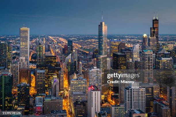 夜のシカゴの街並み空中風景 - trump international hotel & tower chicago ストックフォトと画像