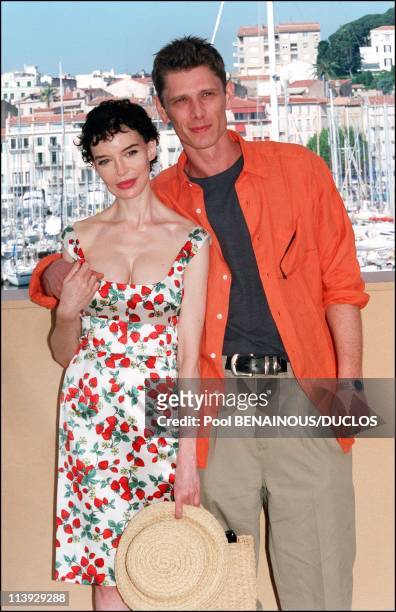 Cannes Film Festival : Photocall 'Fast Food Fast Women' In Cannes, France On May 15, 2000-Anna Thomson and Jamie Harris .