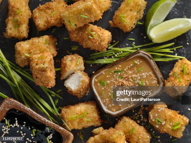 bouchées de tofu panées avec sauce au gingembre et trempette aux arachides - crispy tofu cubes photos et images de collection