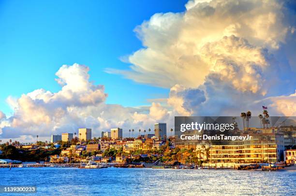 storm wolken over newport beach, californië - costa mesa stockfoto's en -beelden