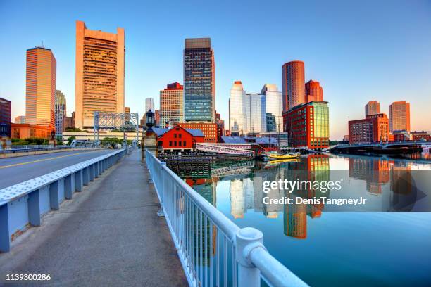 boston skyline langs fort point - boston seaport stockfoto's en -beelden