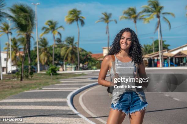 young girl at orla de atalaia in aracaju - brasil sergipe aracaju - fotografias e filmes do acervo