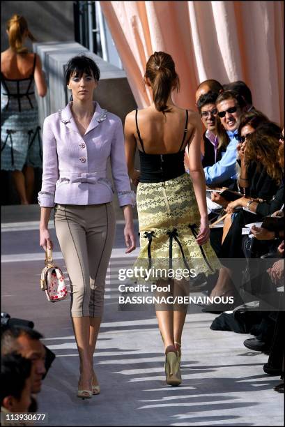 36 Louis Vuitton 2003 Spring Summer Collection Show Paris Stock Photos,  High-Res Pictures, and Images - Getty Images