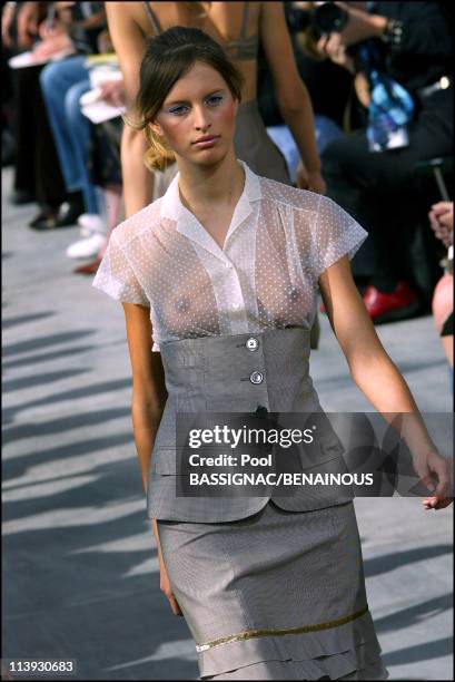 35 Louis Vuitton 2003 Spring Summer Collection Show Paris Bilder und Fotos  - Getty Images