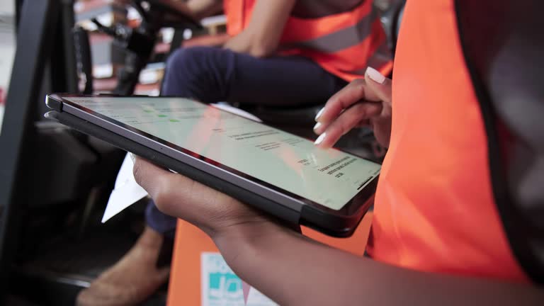 https://media.gettyimages.com/id/1139309596/video/warehouse-supervisor-using-digital-tablet.jpg?b=1&s=640x640&k=20&c=iCB6jdJw-yt9CGUZSI9hYRmgaDfhGbxcGFBA61IJtgQ=