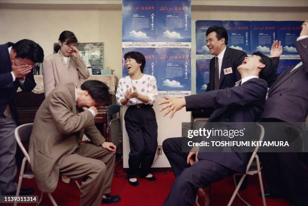 Itsuko Tomii , who is in charge of the three-month training program at the Japanese Effectiveness Center, claps her hands to switch the "students"...