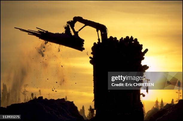 Log Loading, Transport Of Wood, Saguenay, In Quebec, Canada In 2000-30 to 45 minutes are sufficient to the driver loader for stacking in a trailer up...