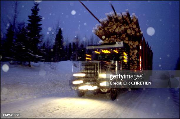 Truck "Hors Route", Transport Of Wood, Saguenay, In Quebec, Canada In 2000-Day or night, nothing can stop the continual ballet of these truckers...