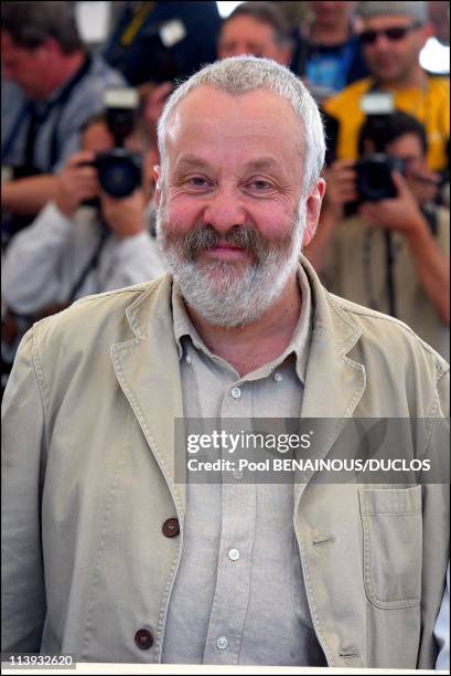 55th Cannes film festival: Photo-call of "All or nothing" In Cannes, France On May 17, 2002-Director Mike Leigh.