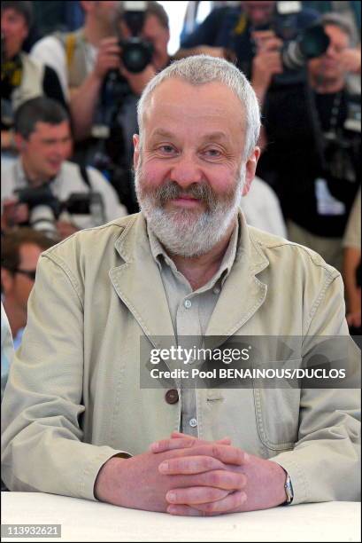 55th Cannes film festival: Photo-call of "All or nothing" In Cannes, France On May 17, 2002-Director Mike Leigh.