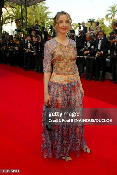 55th Cannes film festival: Stairs of "All or nothing" In Cannes, France On May 17, 2002-Julie Delpy.