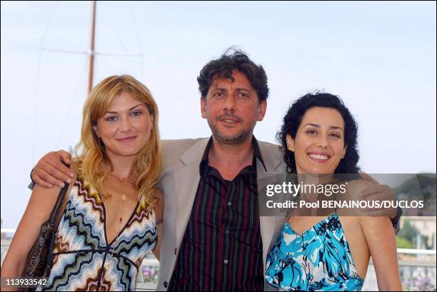 55th Cannes film festival: Photo-call of "L'ora di Religione" In Cannes, France On May 17, 2002-Chiara Conti, Sergio Castellito, Jacqueline Lustig.