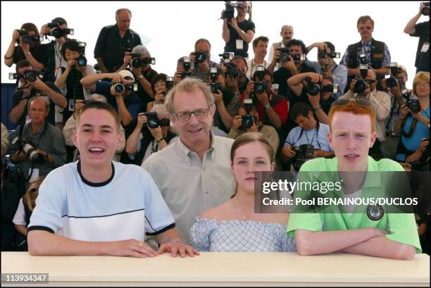 55th Cannes film festival: Photo-call of "Sweet Sixteen" In Cannes, France On May 21, 2002-Martin Compston, Ken Loach, Anne-Marie Fulton, William...