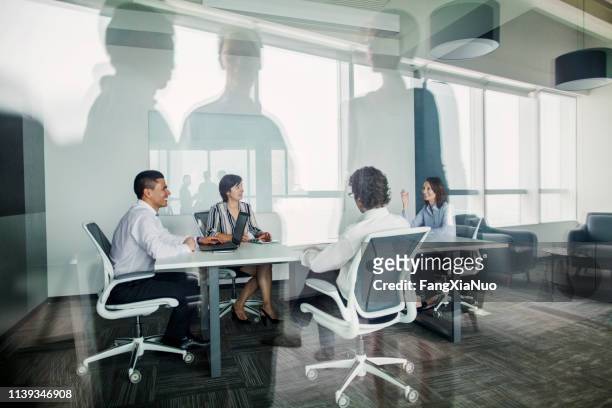 equipo que habla juntos en la sala de reuniones de negocios - office desk top view fotografías e imágenes de stock