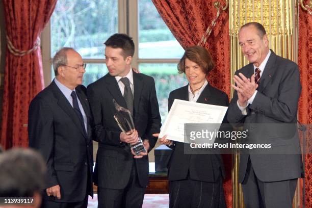 Audace creatrice' Award at the Elysee Palace in Paris, In Paris, France On March 08, 2005 -French President Jacques Chirac poses with Dany Breuil and...